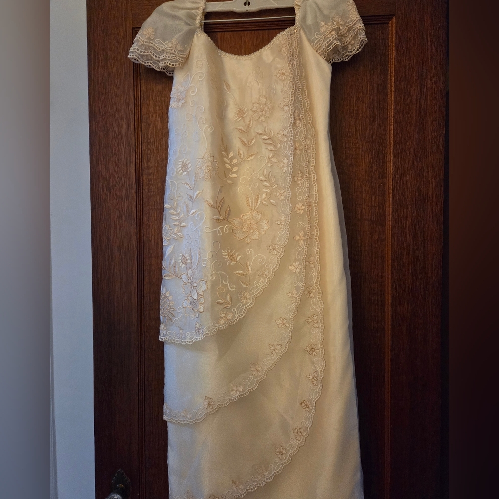 Elegant Cream Lace Dress - Picture 9 of 10